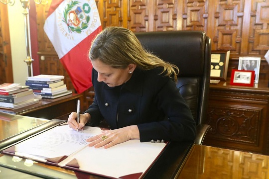 Presidenta del Congreso promulga resolución que nombra los tres integrantes del BCR