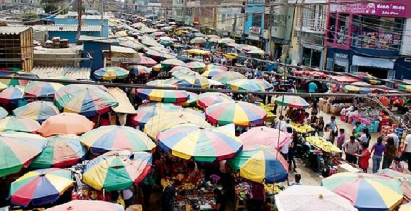 Mas de 10 mil ambulantes rodean el mercado Modelo de Chiclayo