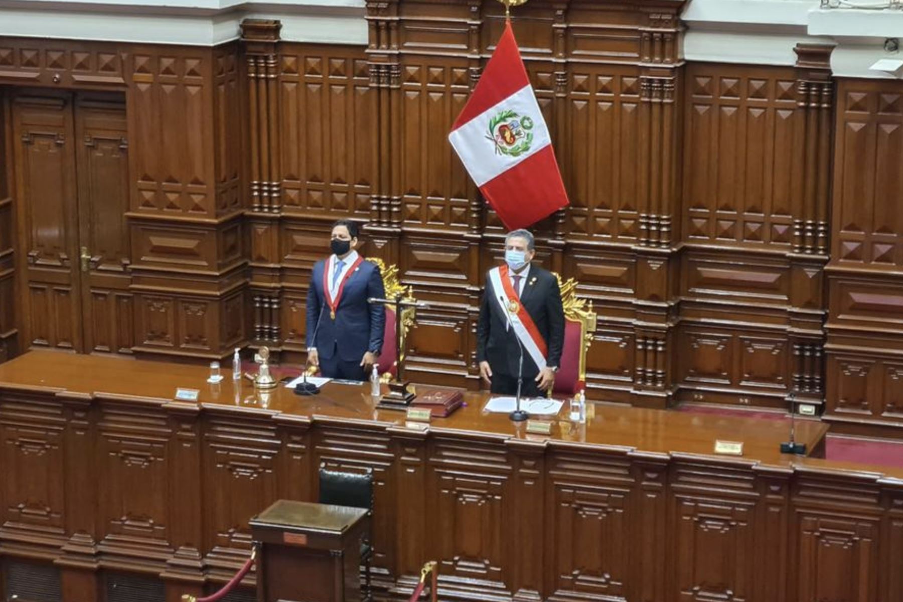 Manuel Merino jura como presidente de la República en apresurada ceremonia