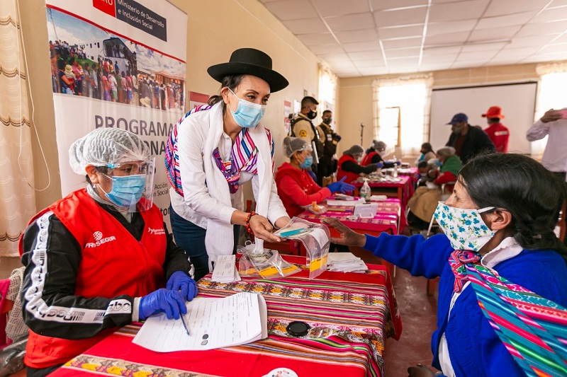 Midis entrega Bono Familiar Universal con ‘carritos pagadores’ en  hogares de  zonas rurales