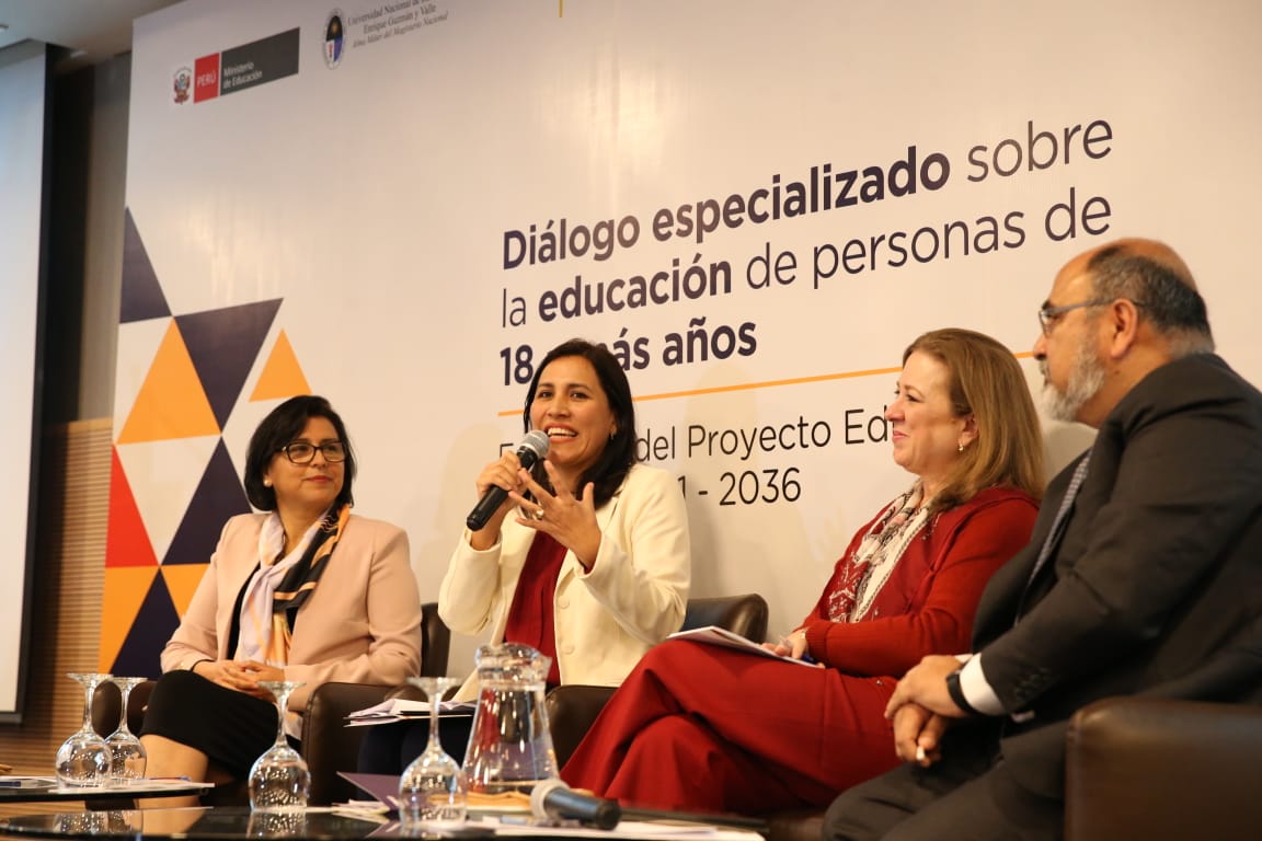 Ministra de Educación propone a empresas compromiso  para ayudar a trabajadores a culminar la secundaria