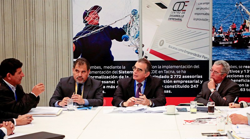 Ministro Olaechea se reunió con gobernadores regionales para definir  proyectos de inversión y de infraestructura  pesquera