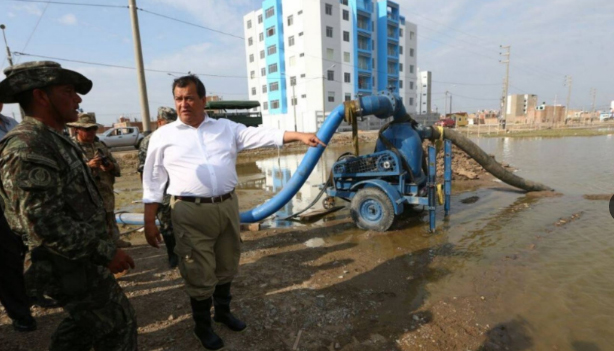 Ministro de Defensa llegó a Chiclayo y supervisó labores de limpieza y ayuda
