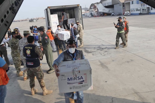 Parte primer avión FAP con vacunas covid-19 destinadas a regiones en nivel extremo