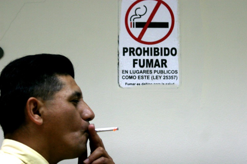 Minsa advierte que fumar aumenta riesgo de desarrollar cuadros graves de coronavirus