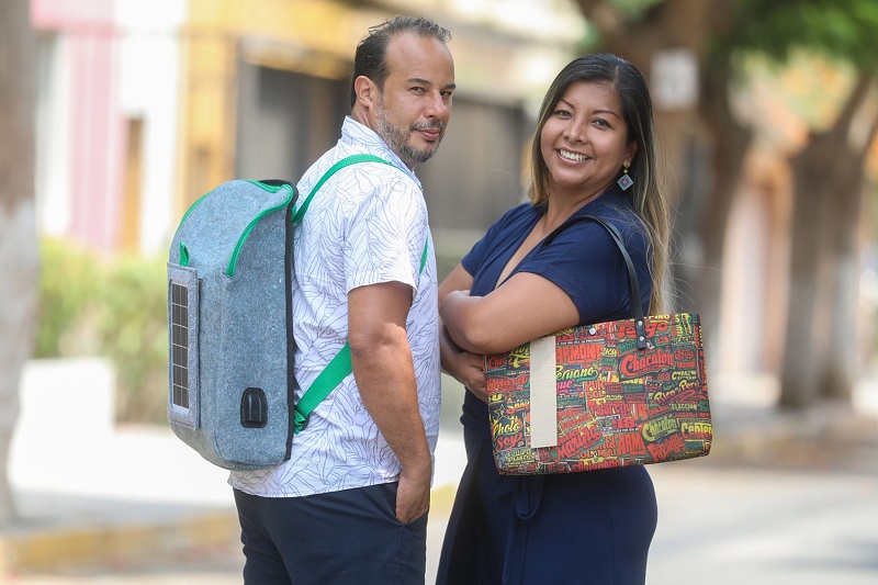 Peruanos crean mochila con panel solar hecha 100% de botellas
