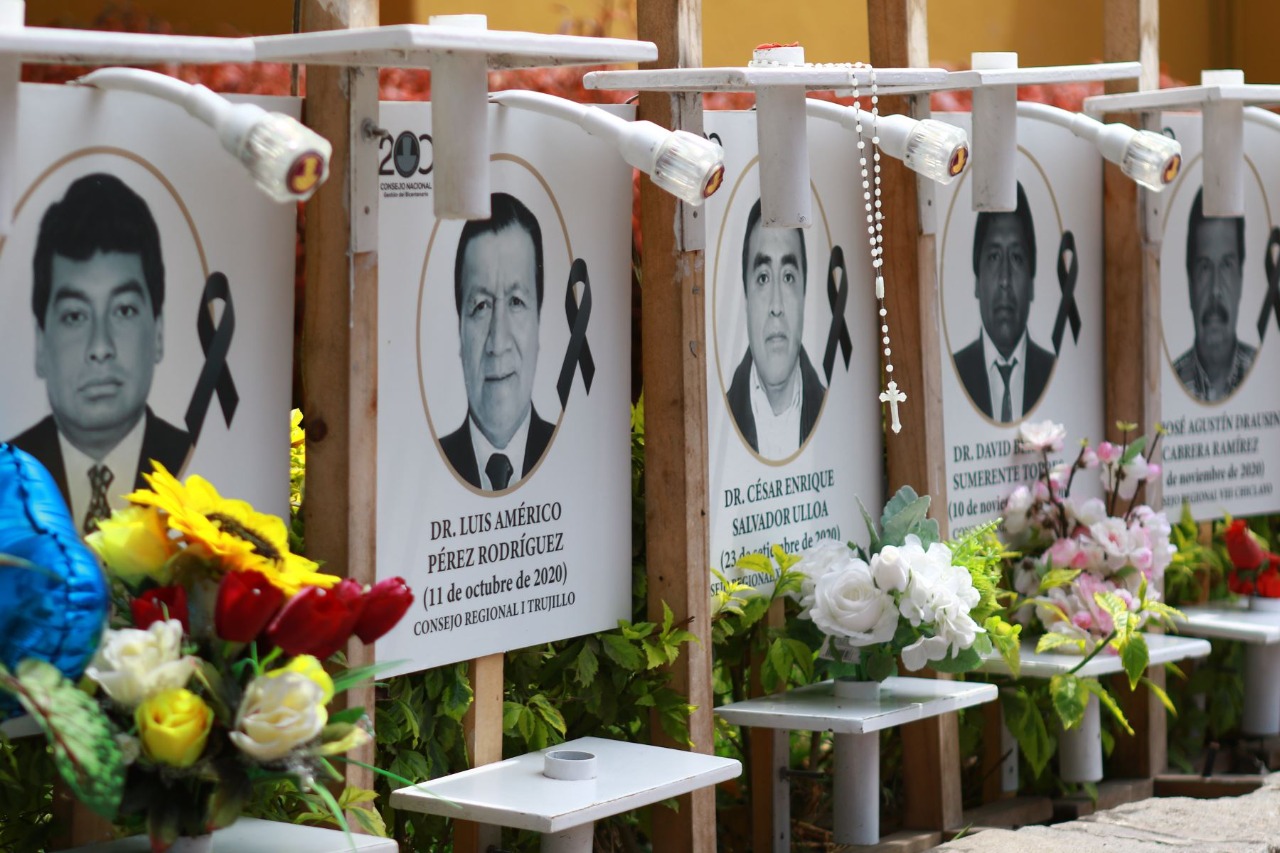 Hospitalización y muerte de médicos descendió tras segunda dosis de vacuna