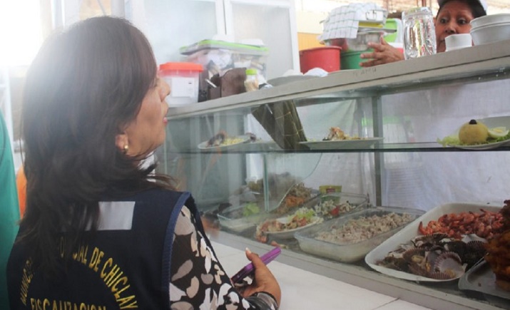 Multan a dueños de puestos de comida del Mercado Central