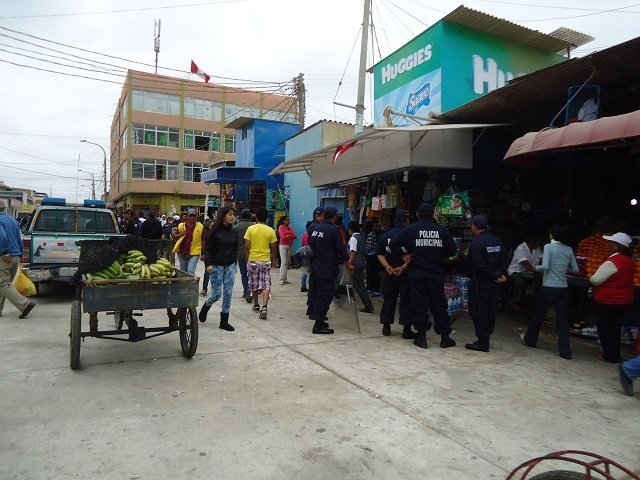 Ex policías municipales son denunciados por cobrar “coimas” a comerciantes del Modelo