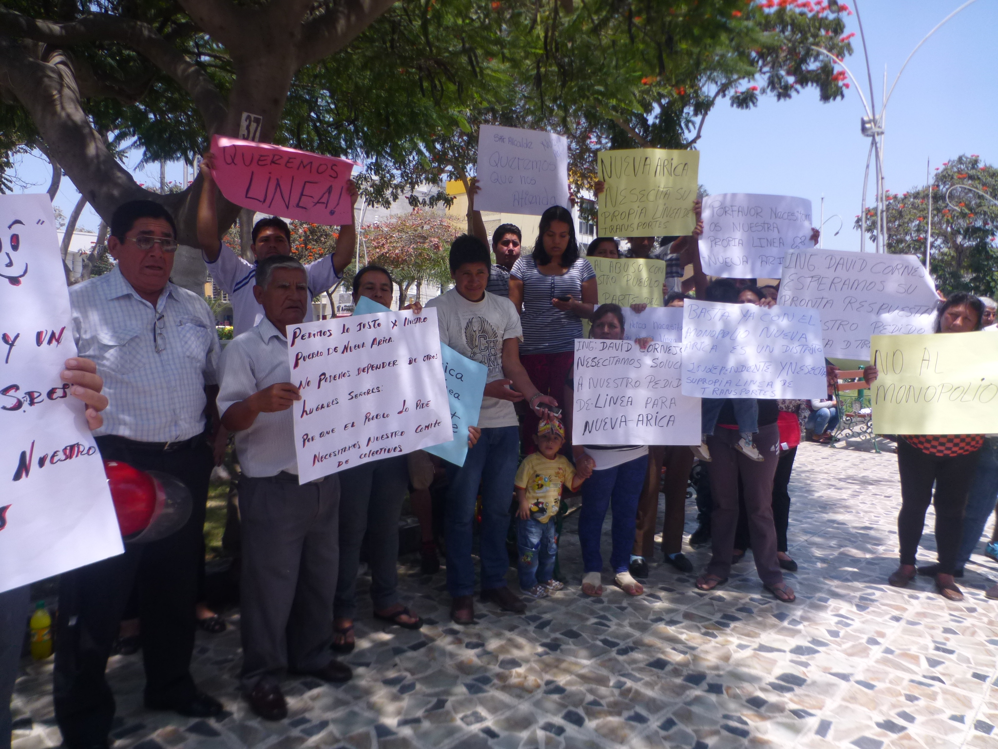 Pobladores de Nueva Arica protestan en el frontis del Palacio Municipal