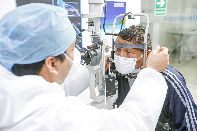 Lagrimeo excesivo y ojo rojo constante pueden ser síntoms de covid-19