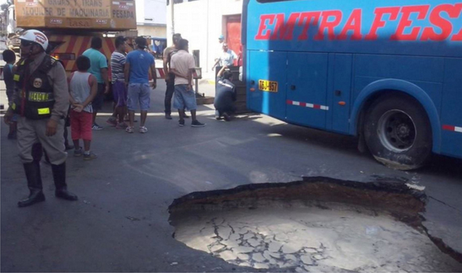 Chiclayo: ómnibus con 50 pasajeros se hunde en forado en pista de Chiclayo