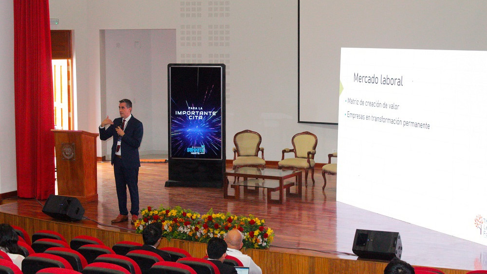 “Solo el 36% de los colegios en el Perú tiene algún progreso tecnológico”