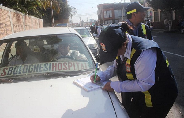 Realizan operativos y aplican “papeletas educativas” a transportistas chiclayanos