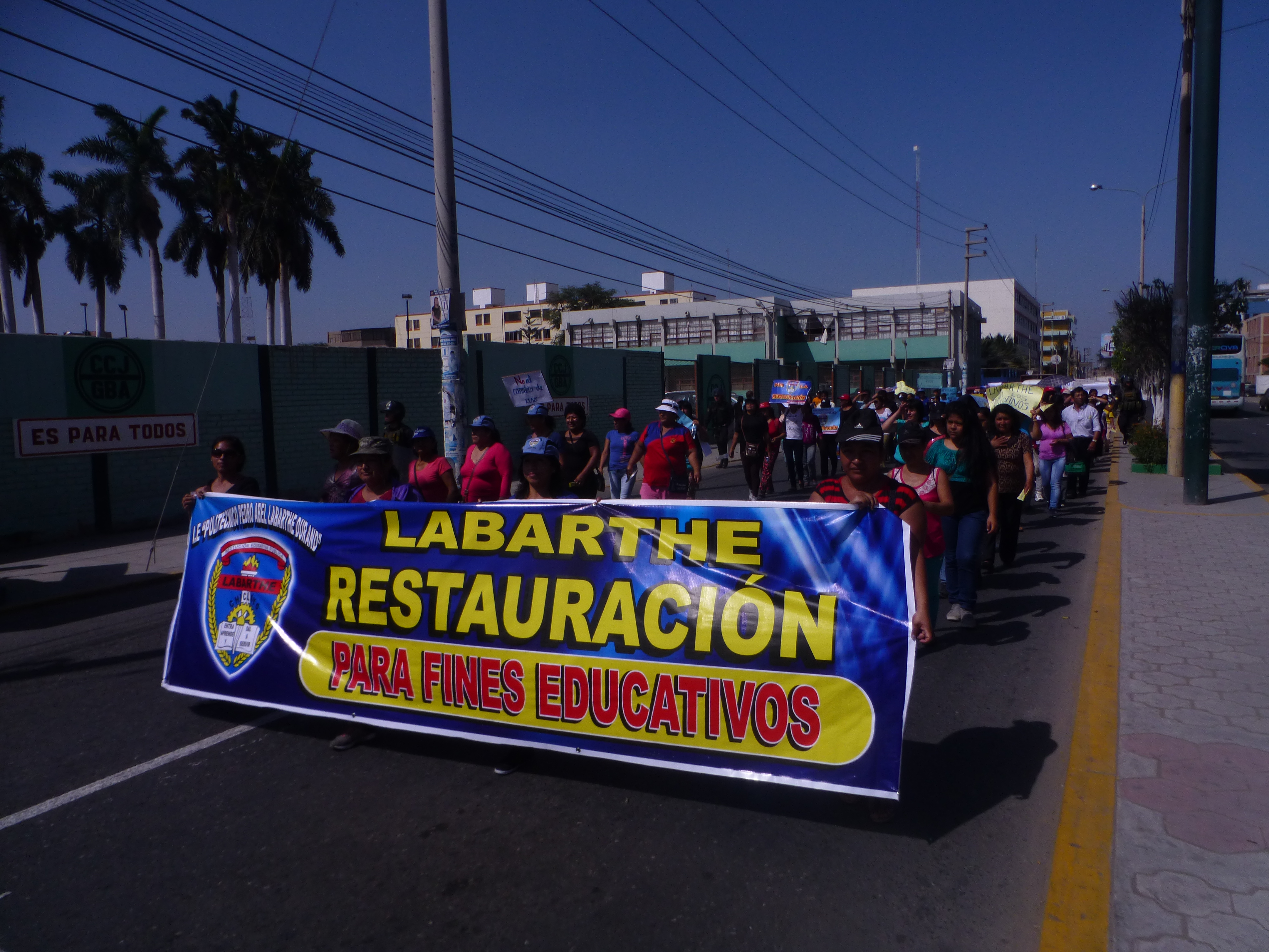 Profesores del Labarthe marcharon por restauración de colegio