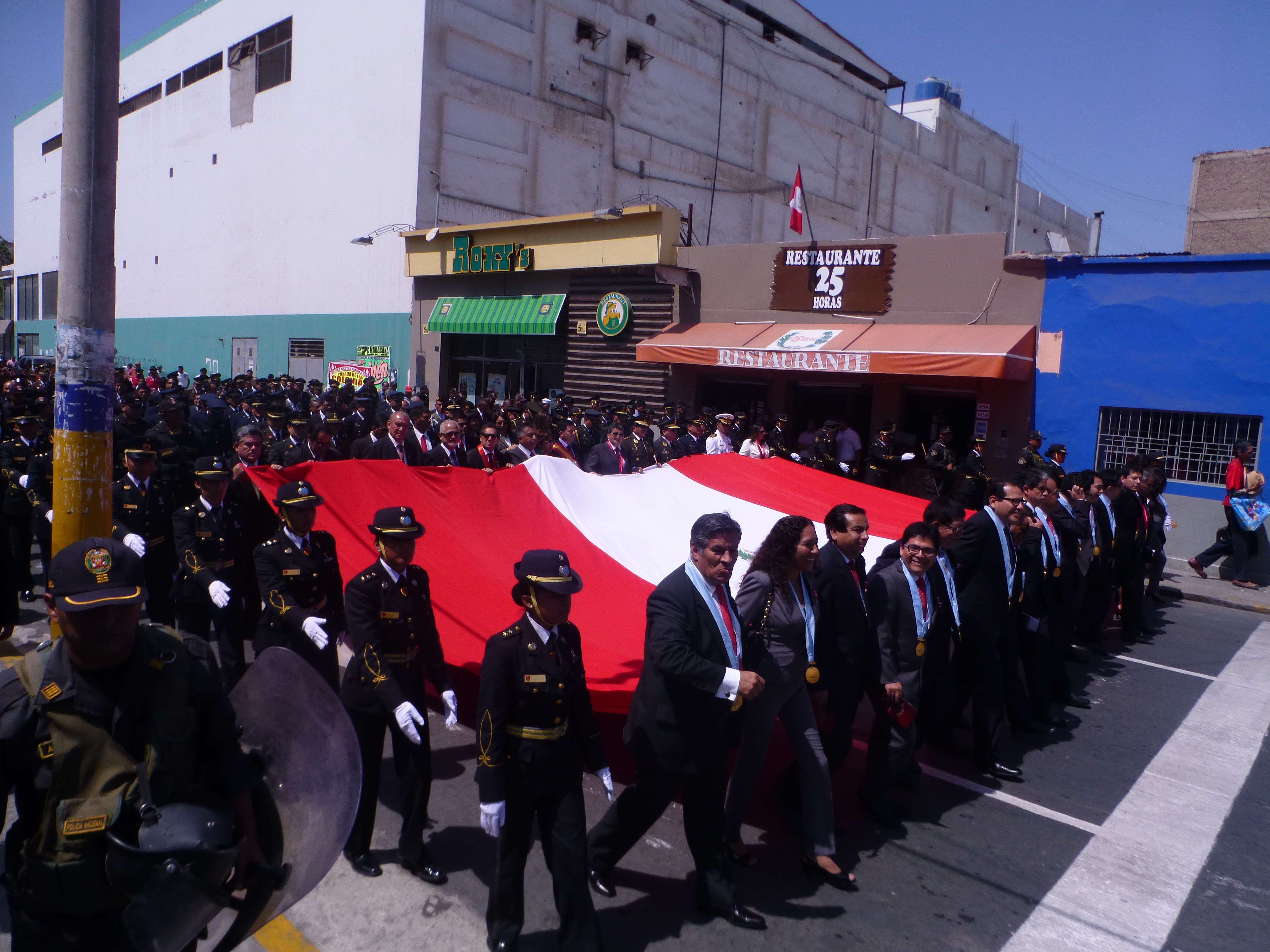 Con paseo de bandera y desfile celebran Fiestras Patrias en Chiclayo