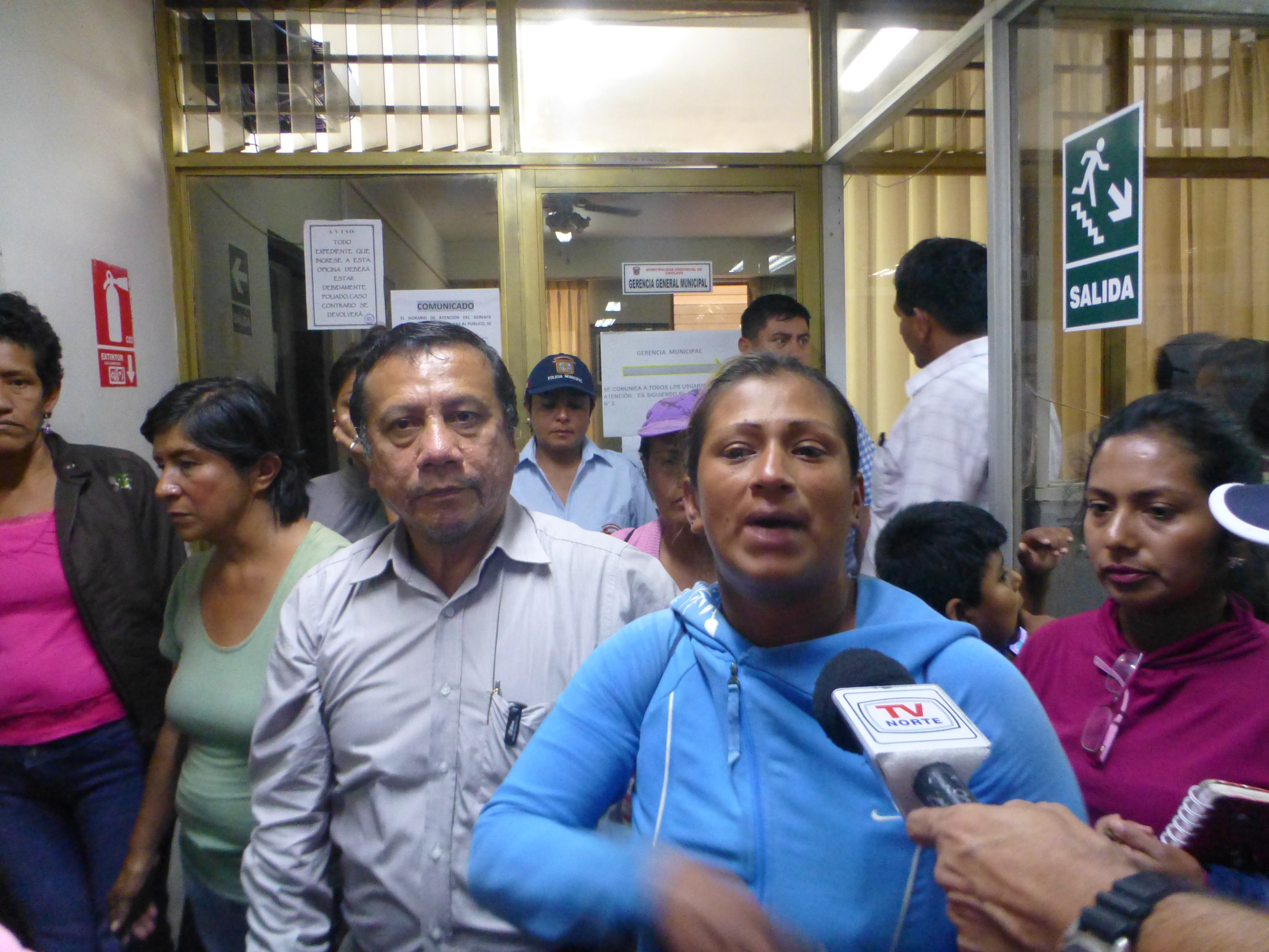 Trabajadores de limpieza protestan  por falta de pagos