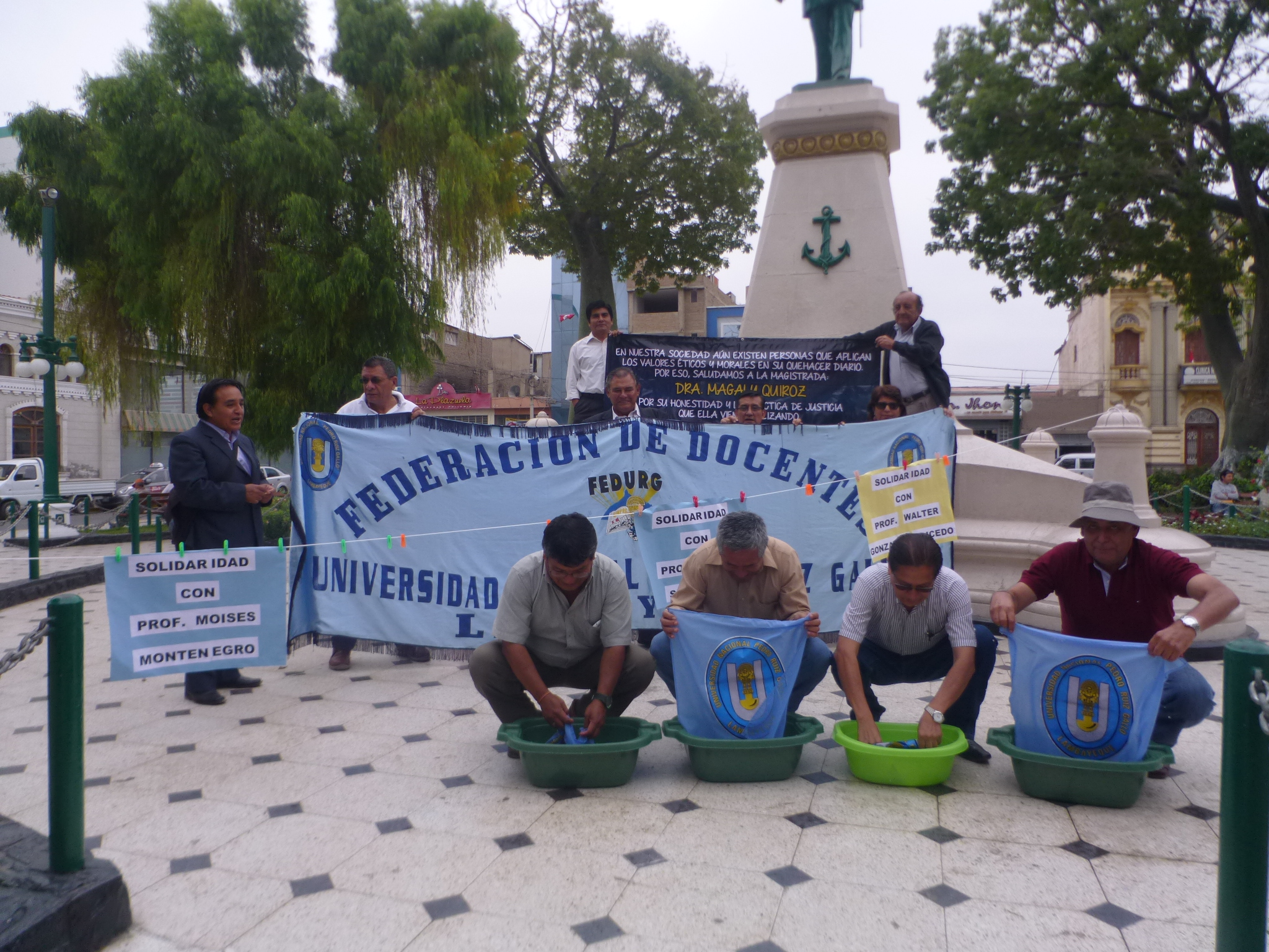 Docentes de la UNPRG lavan banderas por los presuntos actos de corrupción