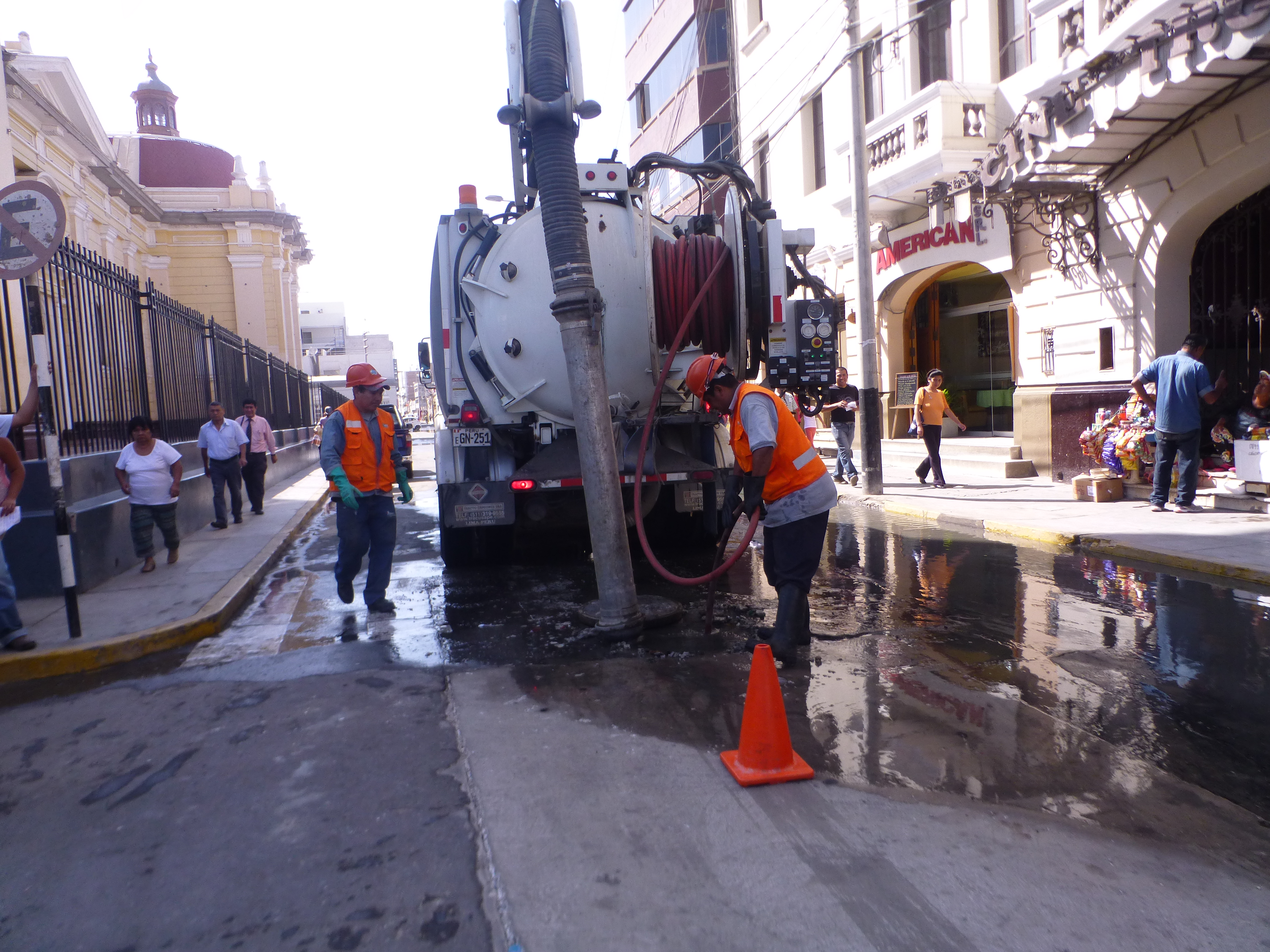 Colapsa redes de alcantarillado en calles céntricas de Chiclayo
