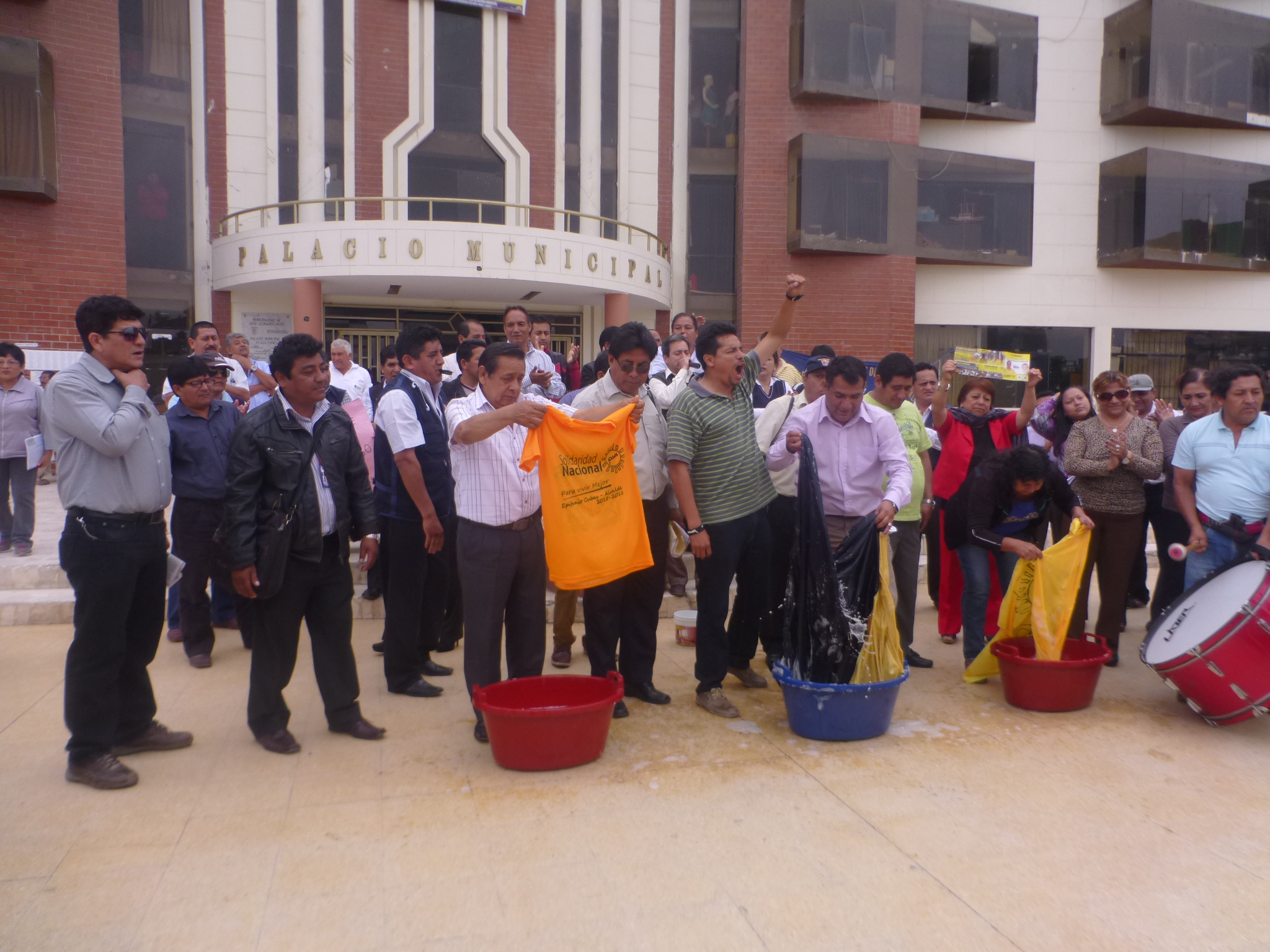 Trabajadores municipales lavan banderas en parque principal de José Leonardo Ortiz  