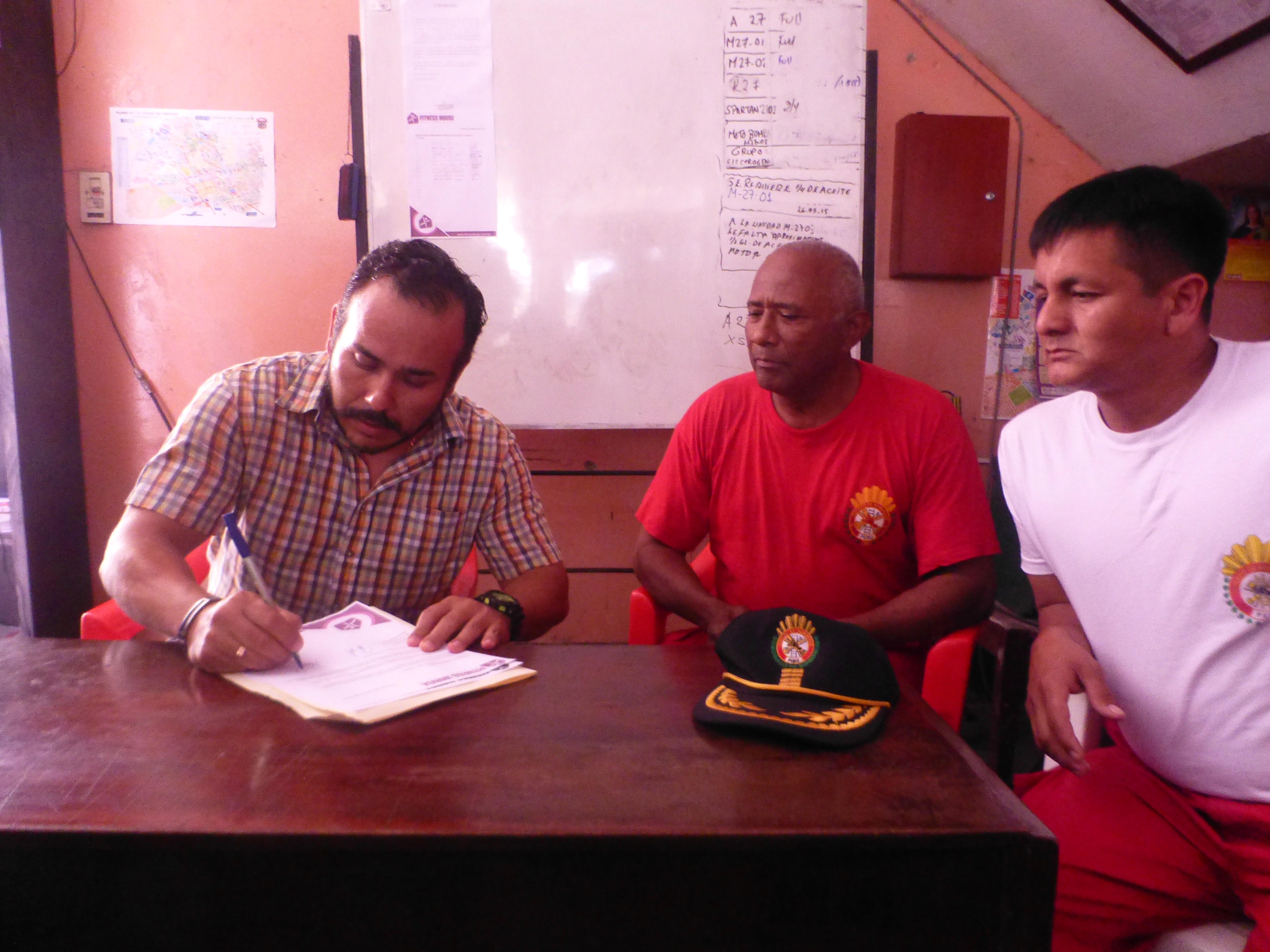 Compañía Salvadora firma convenio con gimansio “Fitness House” para entrenamiento físico