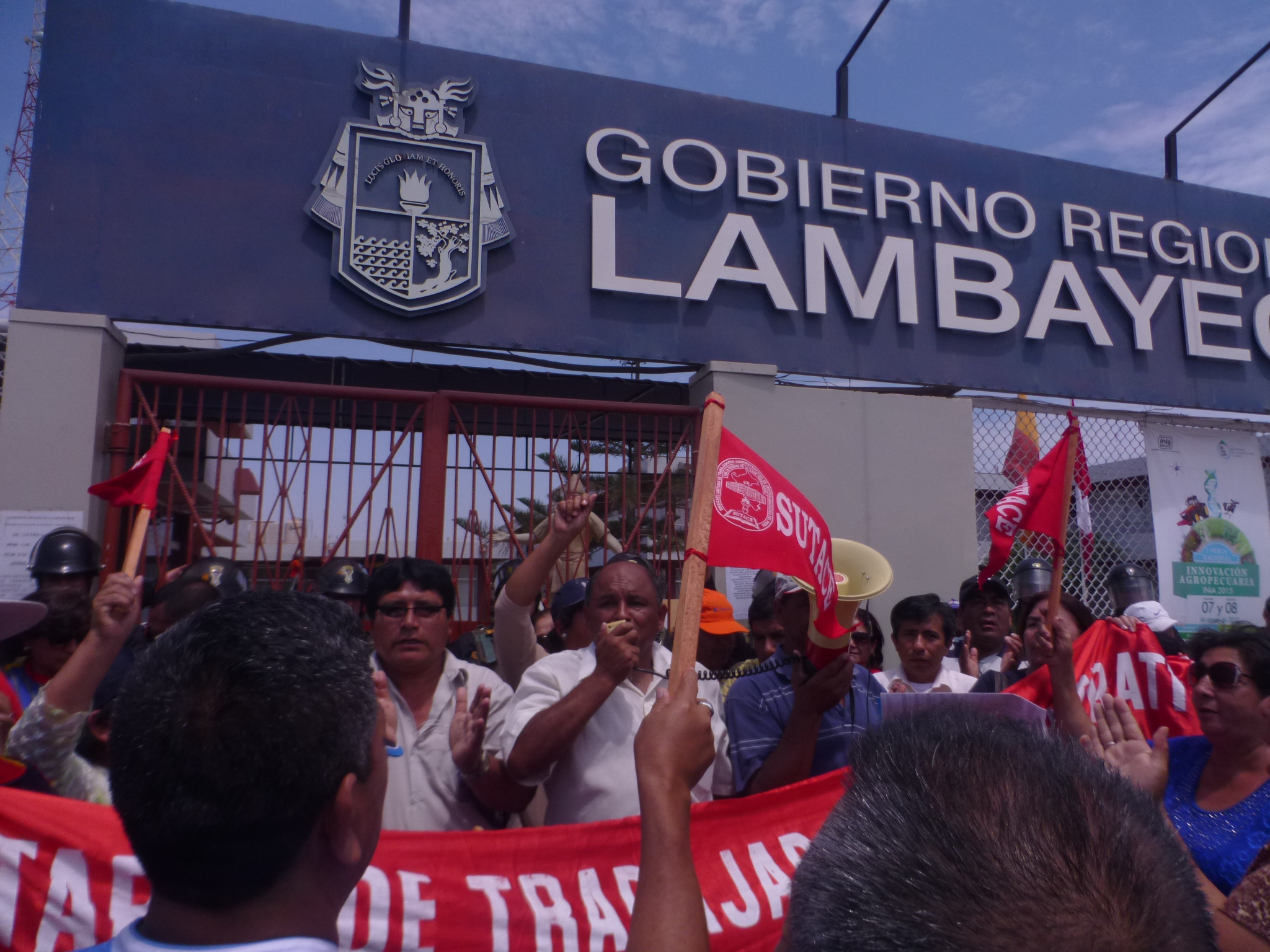Trabajadores administrativos  podrían ir a huelga indefinida