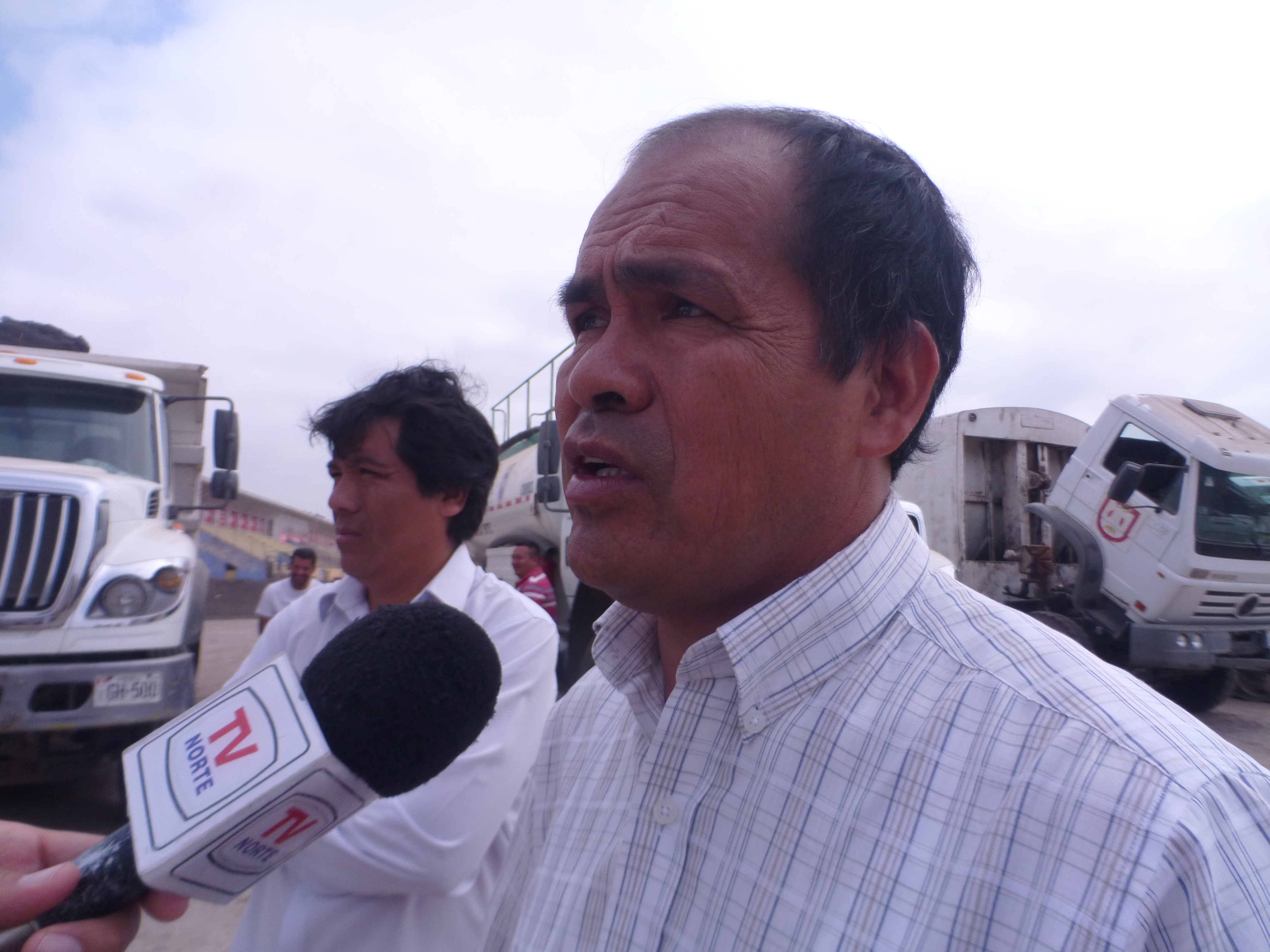 Voluntarios limpian las calles de José Leonardo Ortiz