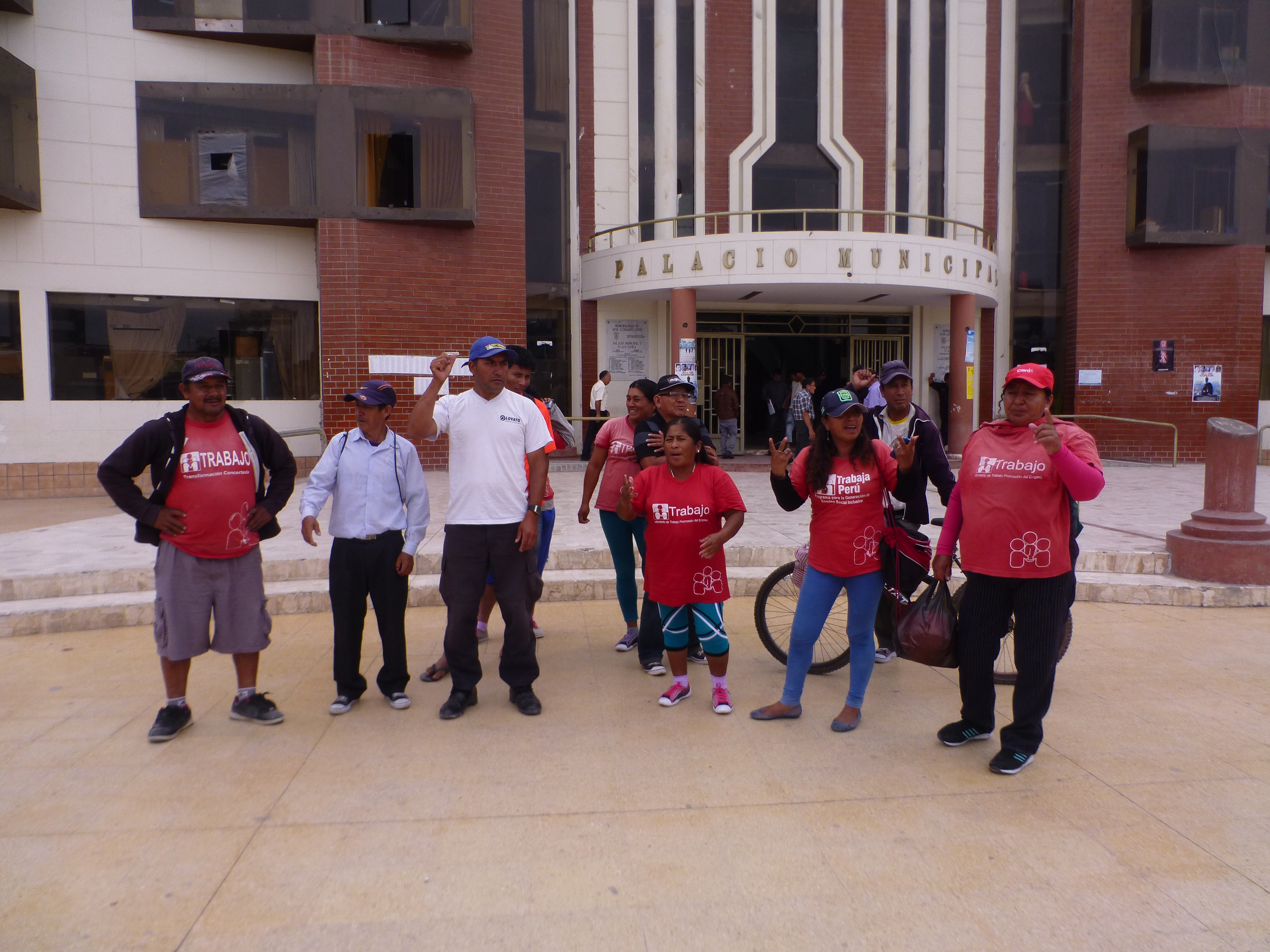 Obreros del programa “Trabaja Perú” exigen pagos atrasados de obras en JLO