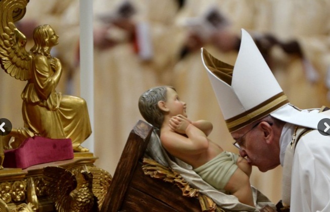  Papa Francisco pide en la Misa de Gallo dejarse querer por Dios 