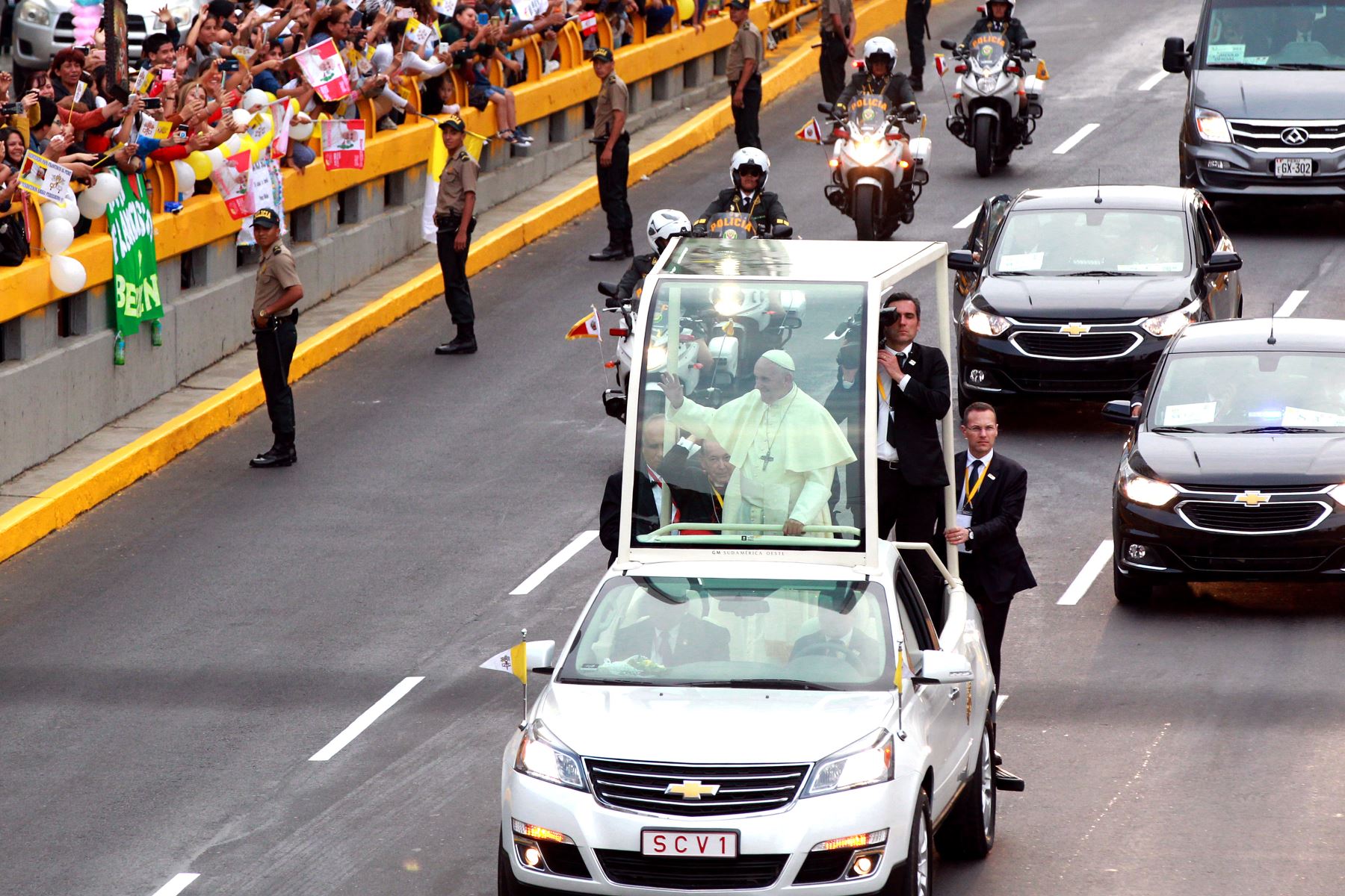Multitudinario recibimiento al Papa Francisco. Perú reafirma su fe Católica