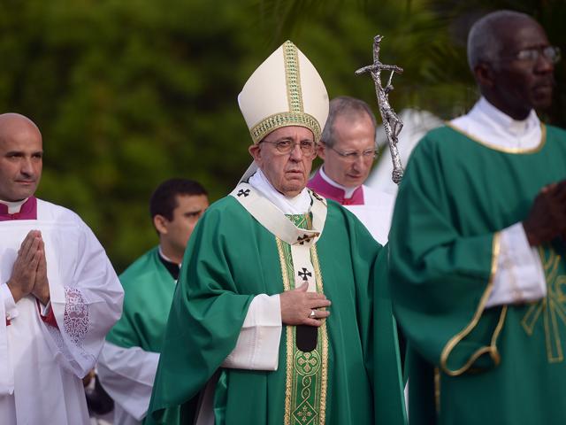   Francisco insta a los cubanos a servir a las personas, no  a los ideales