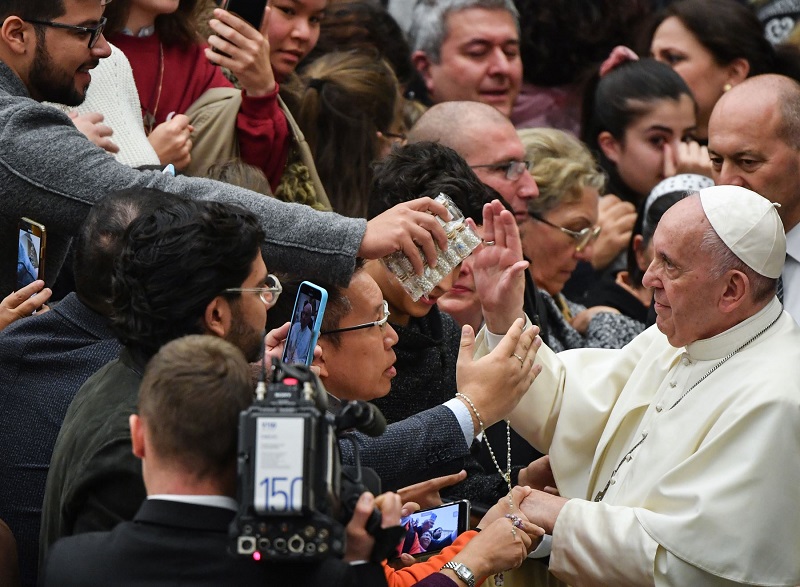 El manotazo del papa desata debate sobre su seguridad