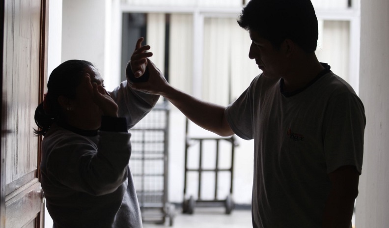 Noticias sobre violencia contra la mujer en radio y TV deben ser tratadas adecuadamente