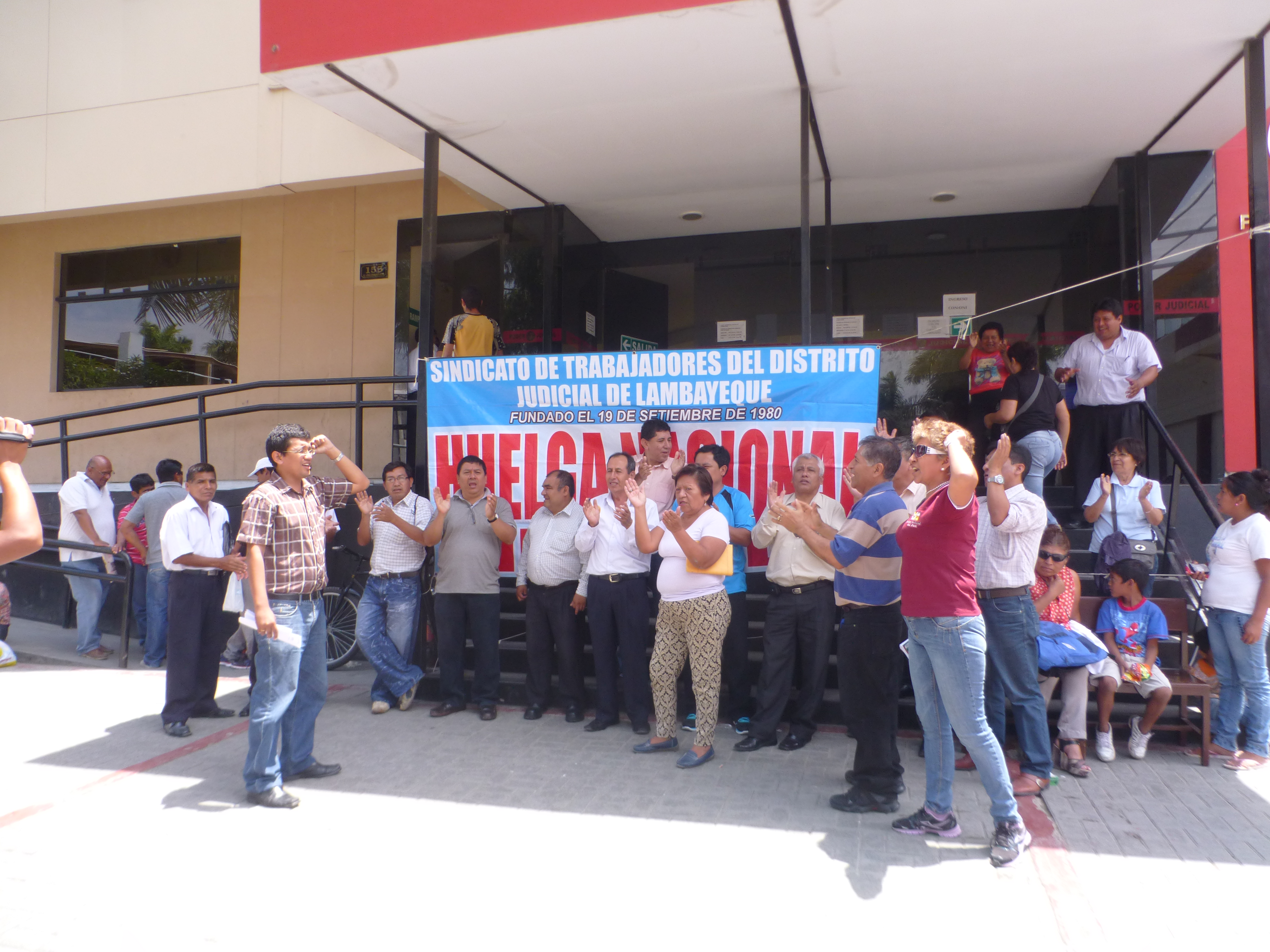 Trabajadores judiciales inician huelga indefinida en Chiclayo
