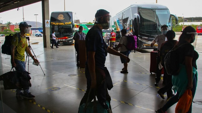 Mayores de 12 años deben acreditar 3 dosis de la vacuna anticovid en viajes interprovinciales 