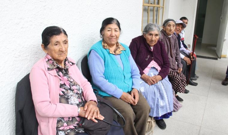 Adultos mayores de Pensión 65 acceden a tratamiento de alto nivel para recuperar la visión