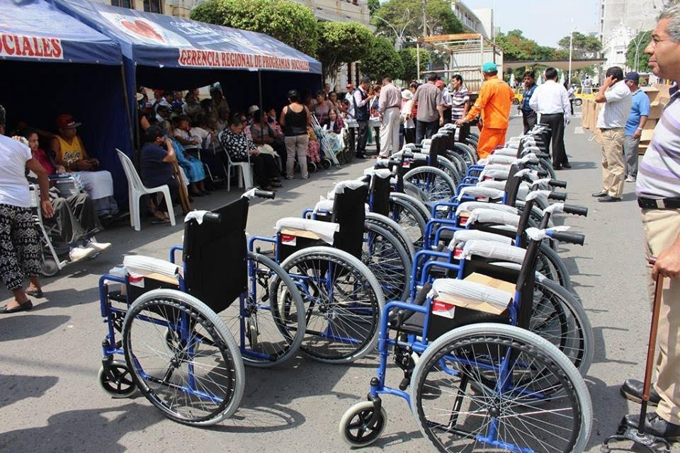 Personas con discapacidad son beneficiadas con sillas de ruedas