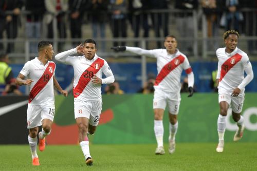 El país celebra goleada de Perú 3-0 a Chile y su pase a la final con Brasil
