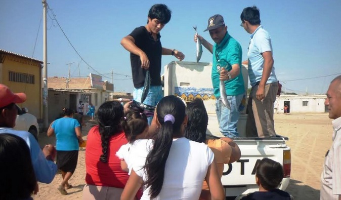 Donan dos toneladas de pescado a los pobladores de Monsefú y San José