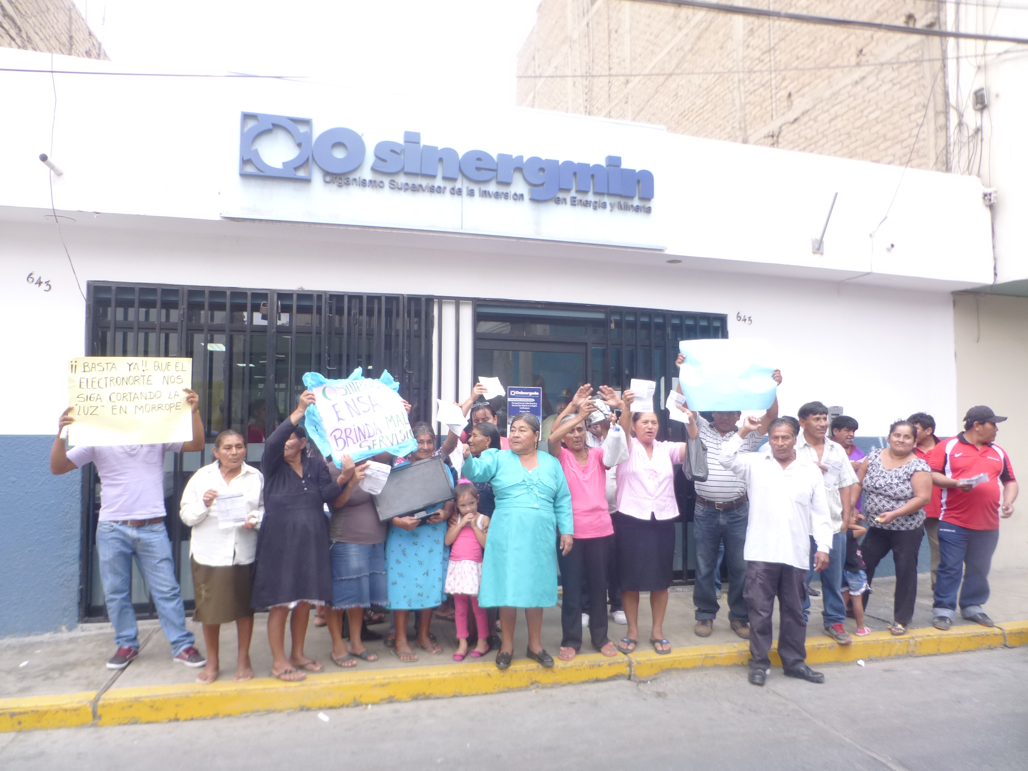 Pobladores de Morrope reclaman ante Osinergmin por continuos cortes de luz