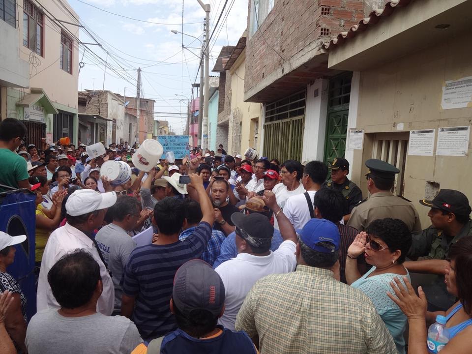 Pobladores de Ferreñafe protestan por el  servicio de luz, agua y de las obras abandonadas
