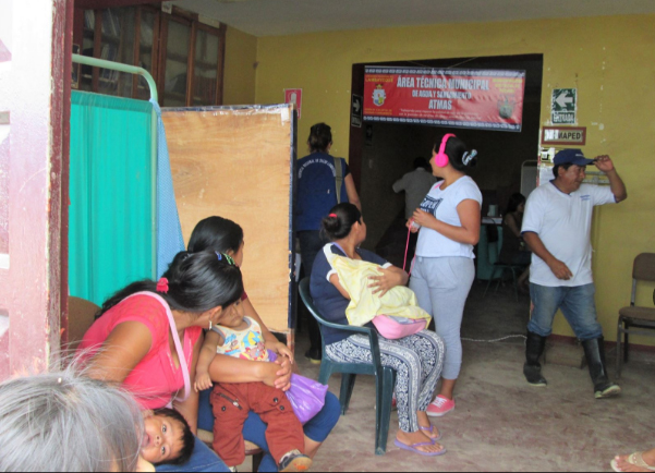 Pobladores de Túcume reciben atención de salud en biblioteca tras caída de centro de salud