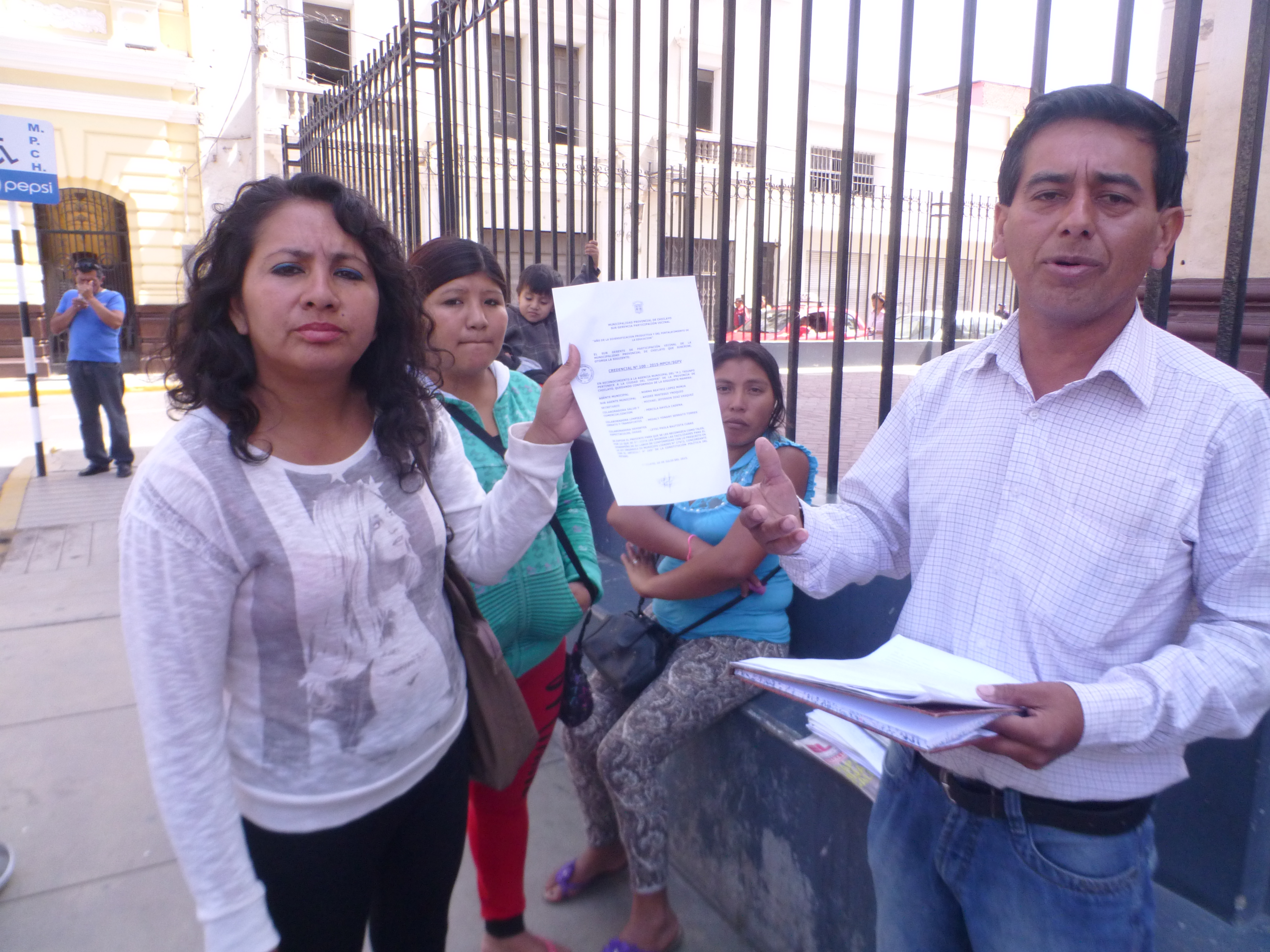 Pobladores que serán desalojados mañana aseguran tener credencial de agencia municipal expedida por MPCh