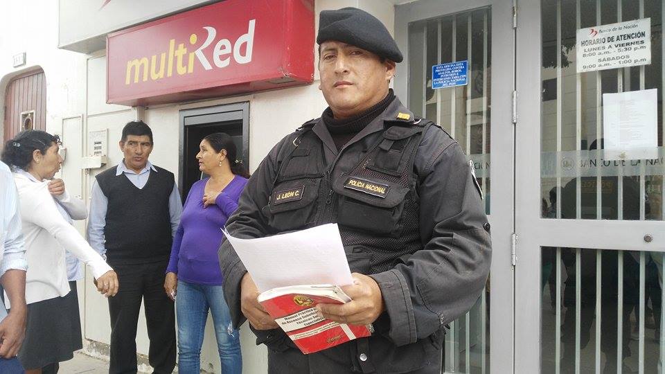  Policía honesto devuelve dinero encontrado en cajero automático