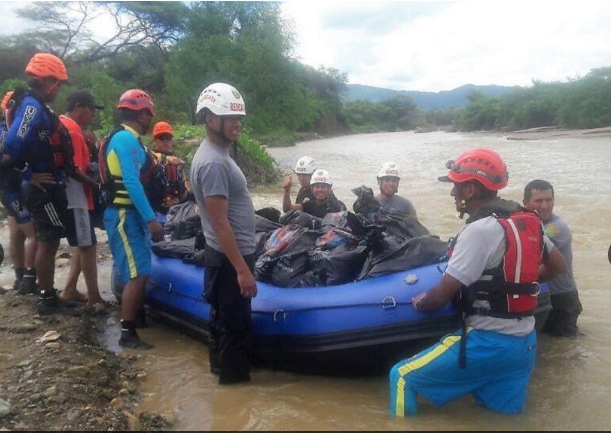 Policías de Alta Montaña rescatan a personas aisladas en Lambayeque
