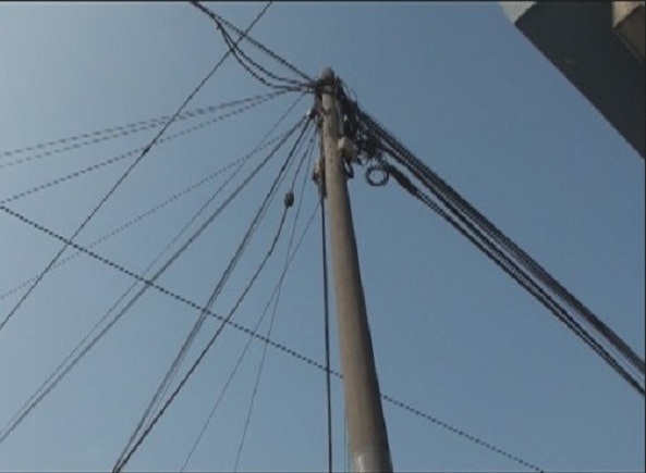 Pobladores de Ferreñafe preocupados por postes de alumbrado a punto de caer