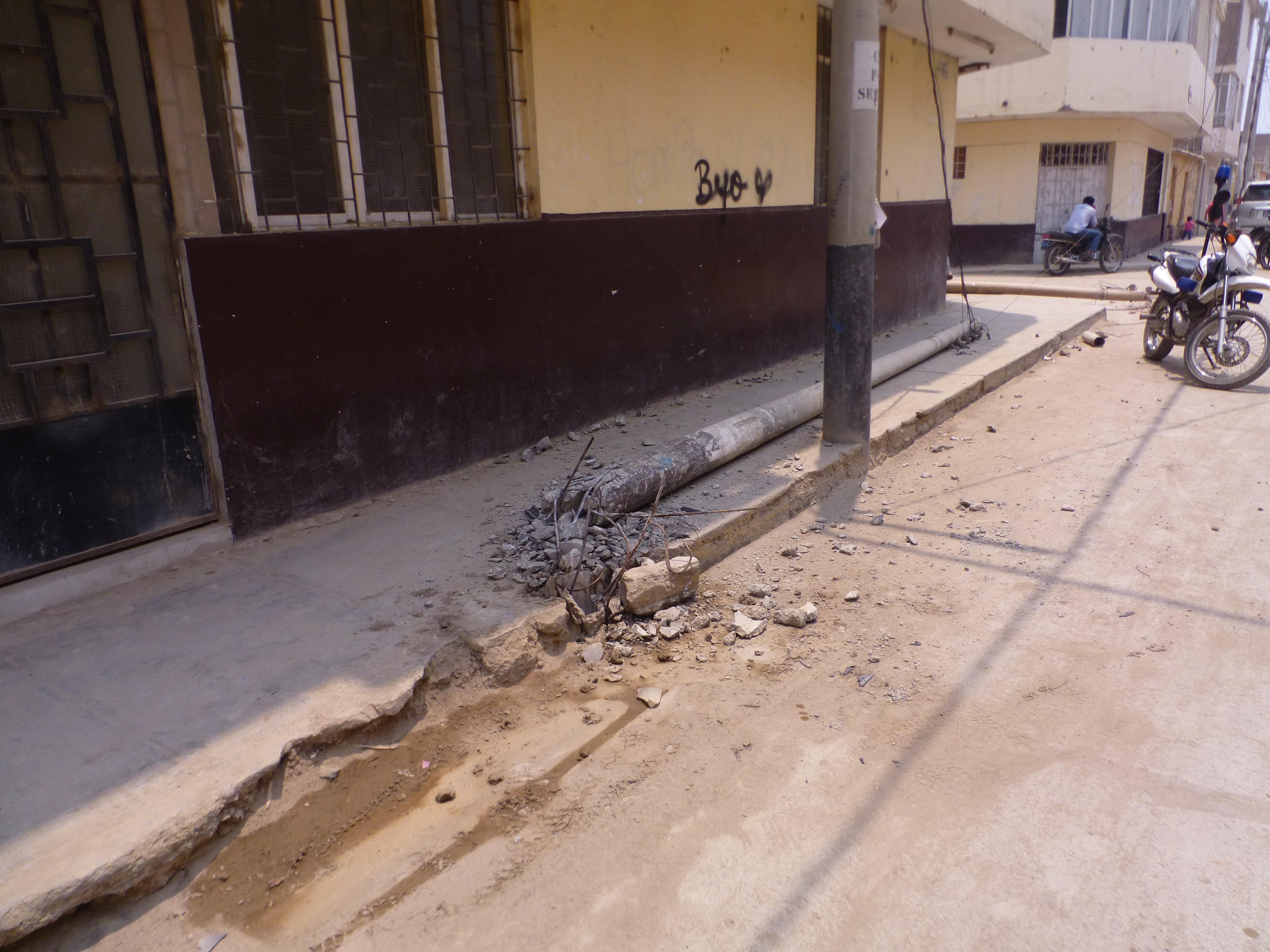 Postes de luz se desploman y ponen en riesgo a vecinos de Ferreñafe