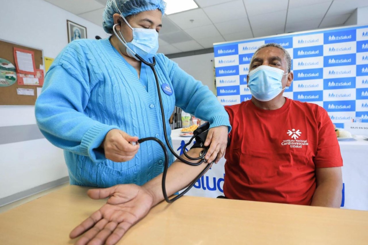 EsSalud enseña la forma correcta de medirse la presión arterial en casa