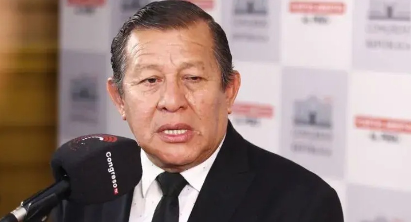 Salhuana dice que fiscal de la Nación "no ha tenido actitud cordial de buscar relación con poderes del Estado"