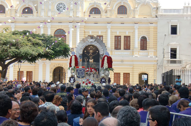 Señor de los Milagros salió en su primer recorrido procesional en Chiclayo